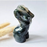 Mosagaat vrouwenbeeldje, 8 cm, handgeslepen edelsteen sculptuur met groen-grijze tinten
