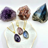 Moonlight Gemstones goudkleurige Labradoriet kettingen met 25 mm hangers; set van 3 druppelvormige pendants in paars, blauw en roze