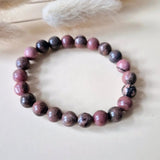 Edelsteen armband met rhodoniet, 8mm ronde kralen in roze/paarse tinten
