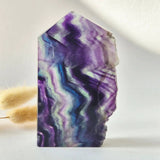 Candy fluoriet sculptuur met ruwe rand door Moonlight Gemstones, 429 g, paars met blauw-witte banding