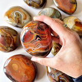 XL Edelsteen Sardonyx Palmsteen – Kracht, Bescherming & Stabiliteit (handsteen, worry stone, spiritueel cadeau)
