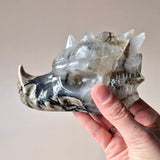 Moonlight Gemstones XL UV-Reactieve Agaat Drakenschedel 13 x 6 x 7,5 cm, glasachtig grijs met zwarte banden
