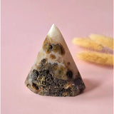 Druzy grijze agaat staande piramide edelsteen kristal, Moonlight Gemstones, 144g