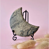 Moonlight Gemstones Pyriet maan op standaard, 10 cm, zilvergrijs patineerde edelsteen