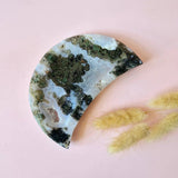 Maanvormige drusy mosagaat schaal, Moonlight Gemstones, ca. 15 cm, groen en zwart kristallen op wit-blauw patroon