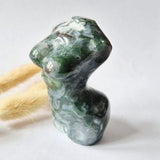Mosagaat vrouwenbeeldje 8 cm, groen-witte edelsteen, handgeslepen sculptuur