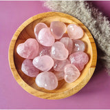 Rozenkwarts hartjes van Moonlight Gemstones, roze edelstenen in houten kom, 14 stuks