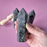 Edelsteen Kiwi Jasper Toren (7–9 cm) Sesame Stone