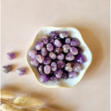 Moonlight Gemstones Mini Edelsteen Hartje Zaksteen – Dream Amethist, paarse hartvormige amethist edelstenen in schaal