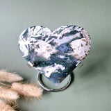 Moonlight Gemstones druzy mosagaat hart op metalen standaard, groen-witte geaderde steen