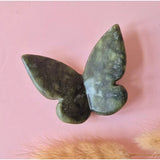 Edelsteen Vlinder van groene jade, 6x5 cm, op roze achtergrond