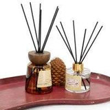 Scent Junkie Geurdiffuser Holly 200ml Winter Spice reed diffusers two bottles with black reeds on a red tray Home Bound.